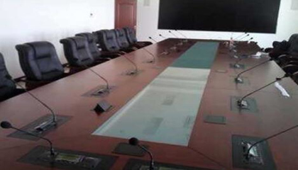 歸納多種接口的視頻會(huì)議攝像機(jī)